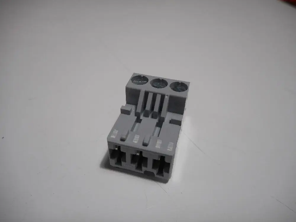 Stecker mit drei Anschlüssen, geeignet für den Einsatz in Zusatzpumpen, gefertigt von Remeha. Abgebildet ist ein graues Kunststoffgehäuse mit Kontaktpunkten.